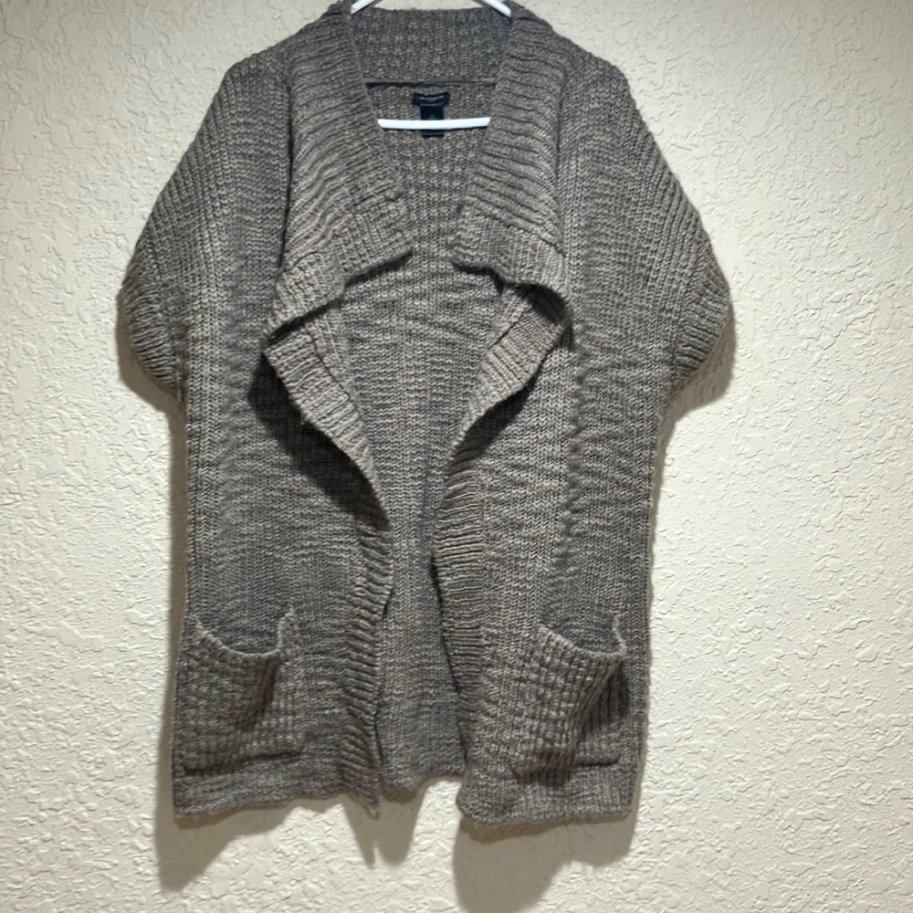 Ann Taylor XL sweater, short sleeves. No buttons.